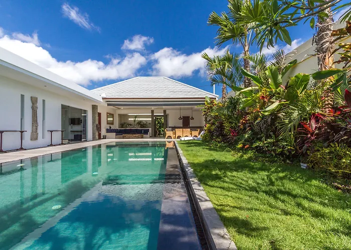 Villa Juna 3 Bedroom Stylish Seminyak 度假居