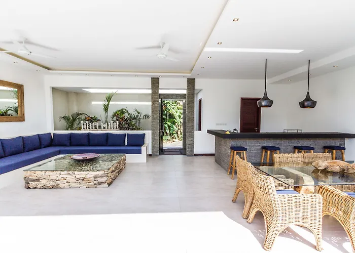 Villa Juna 3 Bedroom Stylish Seminyak 度假居 *