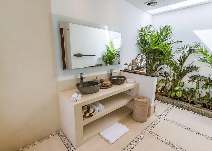 Villa Juna 3 Bedroom Stylish Seminyak 塞米亚克