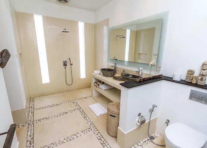 Villa Juna 3 Bedroom Stylish Seminyak 度假居