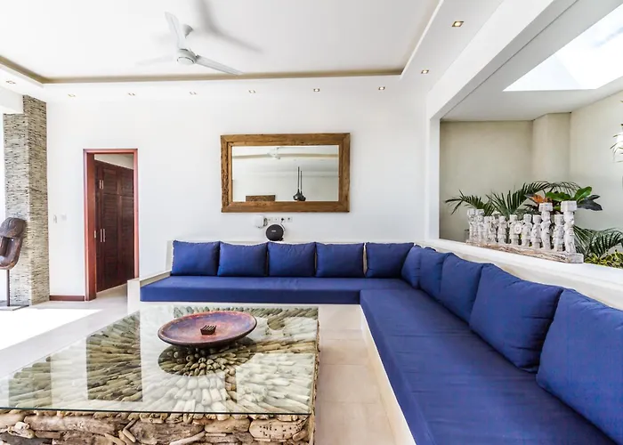 Villa Juna 3 Bedroom Stylish Seminyak 度假居 *
