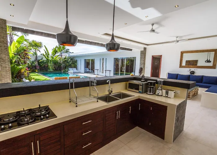 Villa Juna 3 Bedroom Stylish Seminyak 度假居 *